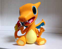 zombiemiki:  New Pokemon Time Charizard figure. I love the Pokemon