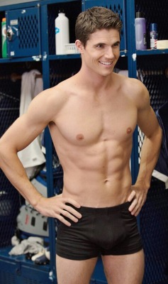 str8brosfantasisms:This picture of Robbie Amell is making me