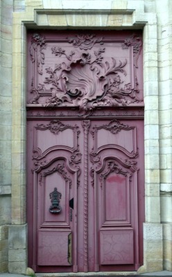 audreylovesparis:  Lavender doors in Dijon, France 