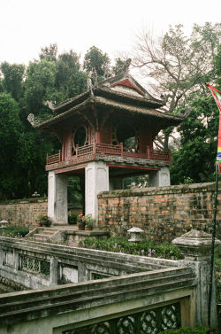 vhord:  fredtougas:  Temple of literature  |  Fuji Pro 400H