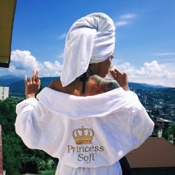 royal-labelle:  I need a robe like this!