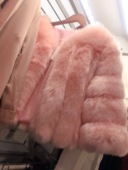 pinku-tenshi:  Help!! Does anyone know any cheap faux fur coats
