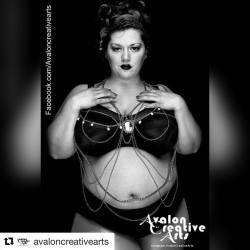 #Repost @avaloncreativearts ・・・ @avaloncreativearts  showing how Curves are done with Class Model Kerry @karielynn221979  location Baltimore #redhead #sexy #jewlery #pinup  #retro #makeup #plussize #handmadejewelry  #round #backside  #baltimore