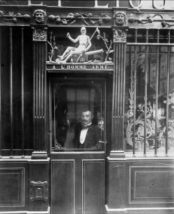 onlyoldphotography:  Eugène Atget: À L’Homme Armé, 25 rue