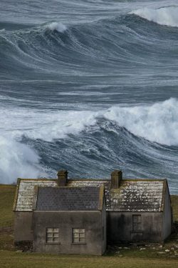 stepstepby:   The old cottage on the Doolin to Moherclifftop