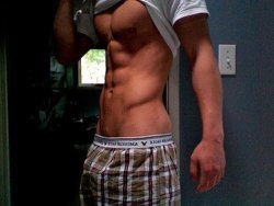 texasfratboy:  love it when college guys lift up their shirts