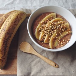 our-healthy-habits:  Chocolate oats with caramelised banana and