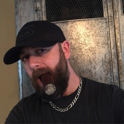 goa1701:  smokerpig:  Woof!  Ho daddy