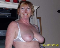 Karen 61 yrs a lovely older woman shares a pic of her sexy mature