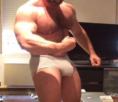 hungbob:  Share your bulge pictures: hung_bob@hotmail.com