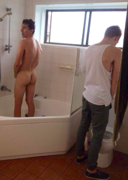 broswithoutclothes:  “I don’t miss that shower door at