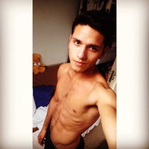 rds2994:  chicosmuycalientes:  Aporte, morrito guapo se llama Julio. Manda tus aportaciones a pajaroparao11@hotmail.com o mensaje directo  uno así porfa :3