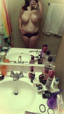 chubbyselfiequeen:  I feel like my hips lie, there’s no ass