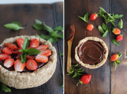 vegan-yums:  Raw strawberry chocolate buttercream tart / Recipe