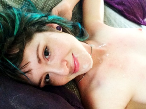 sexysexnsuch:  http://ravenandhislenore.tumblr.com/ -J 