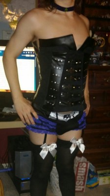 femnumber6:  A little bit of on/off with my corset and the debut