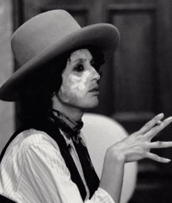 bobdylan-n-jonimitchell:Joan Baez in Bob Dylan drag, Rolling