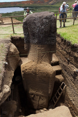 kawaiimon:  frauluther:   EASTER ISLAND HEADS HAVE BODIES http://thewallbreakers.com/easter-island-heads-have-bodies/