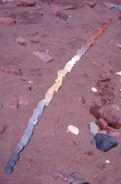 museumuesum:  Andy Goldsworthy Line to follow colour in stones,