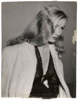 habitantes-oazj:  Author - Weegee - Veronica Lake at benefit