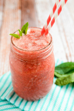 crystalsareagift:  vegan-yums:  Strawberry + Watermelon juice