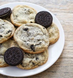 delicious-food-porn:  Big Chewy Cookies ‘n Cream Cookies 