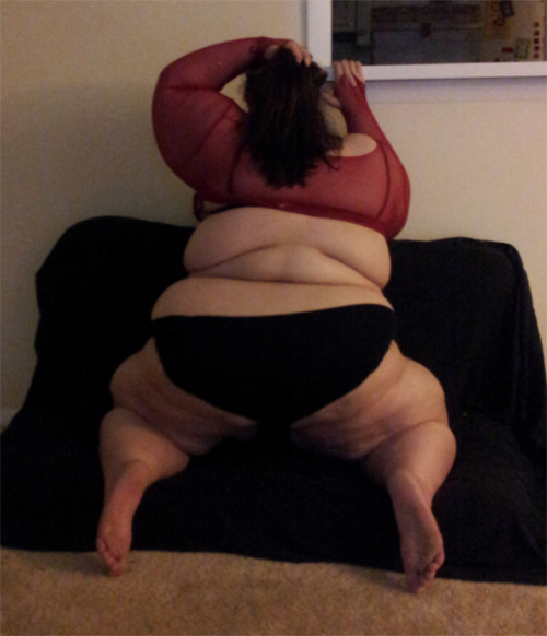 ssbbwfanatic:  xutjja:  â€¦and thatâ€™s 700  followers. Â Iâ€™d like to say thank you to my followers with this mini photo-set. Â This time I decided to switch things up a bit and do a set where the shadows really show off all of my rolls and cellulite.