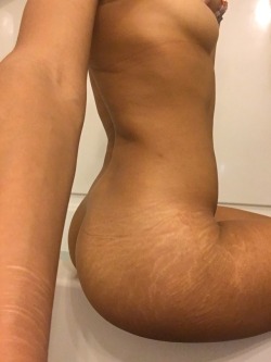 qlgkc:  Stretch marks and squishy buns