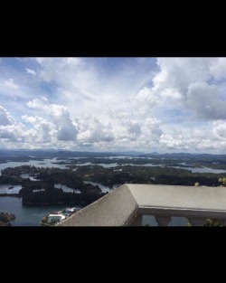 #guatape #pueblo #Colombia #elpenol #elpeñol #bigassrock almost