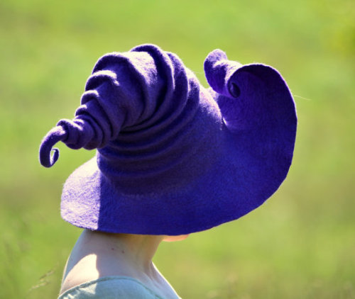 modern-wix:  The creative and spunky hats of Madame Wallis. You can find these little beauties at Kinkshaw and Fripperies in Diagon Alley. (Source)   lithefider !!! angelicdiaspora !!! LOOK LOOK LOOK