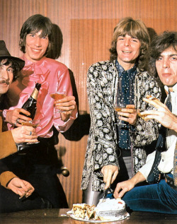 sirpeter64:  Early Pink Floyd cut the cake. 