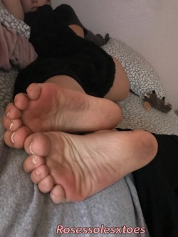 rosessolesxtoes:  My soles are my fave part of my feet?👣 What’s