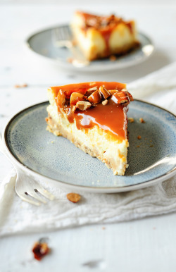 fullcravings:  Caramel Almond Cheesecake 