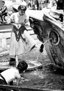 ladyaudreys:Audrey Hepburn cooling off on the set of Roman Holiday