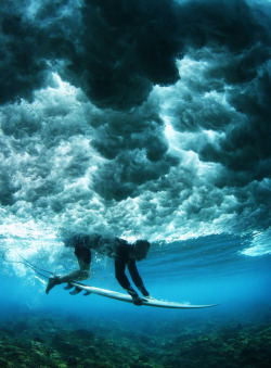 highenoughtoseethesea:  Thunderclouds over the reef in Fiji ph