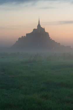 jamas-rendirse:  Le Mont-Saint-Michel un matin. by Zed The
