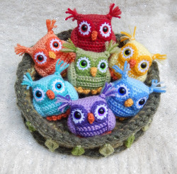 podkins:  Argh, these are SO cute! Rainbow Nesting Owls - free