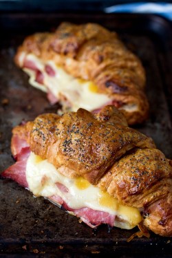 hoardingrecipes:    Ham and Cheese Croissant with Honey Mustard