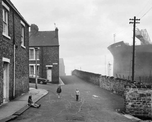 casadabiqueira:  Girls playing in the street, Wallsend, Tyneside