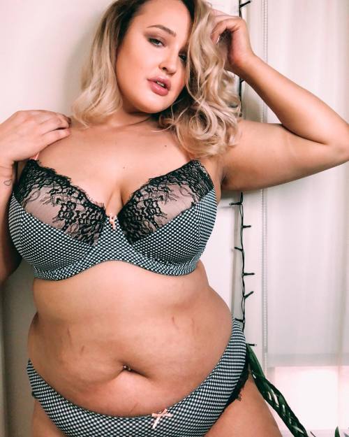 gonotme:  Ashleigh Atkins  https://www.instagram.com/ashleighatkinsmodel/