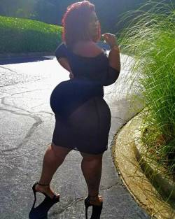 ratedthickent:  @CURVYCURLYCHRISY BBW DIMEPIECE, FOLLOW HER ON