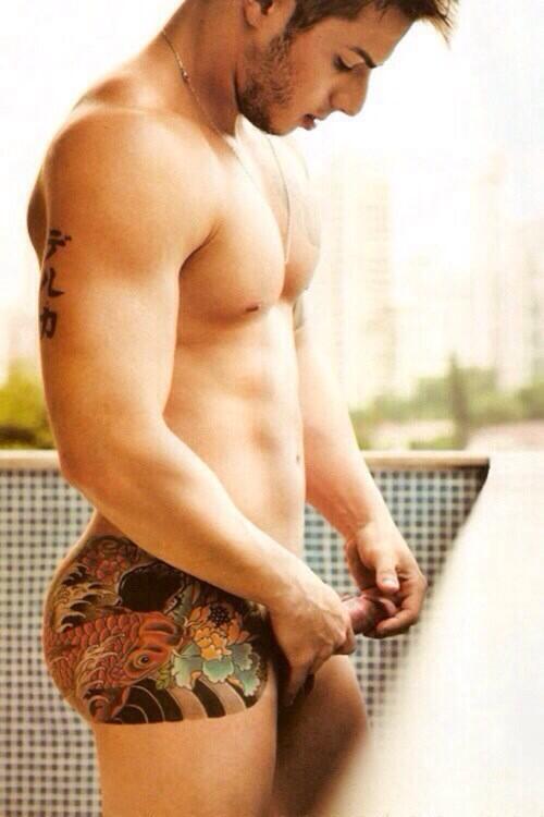 With a tattooed ass as beautiful as that he doesn’t need undies… or pants!