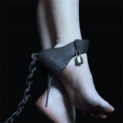 slavegirldiana: Even chained i am forced to keep my heels raised.