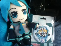 CHECK IT BITCHES  I bought me some kawaii vocaloid merch at my