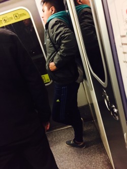 angelito-us:  solomirando1:  Flaite en el metro! 😍  Mmmm