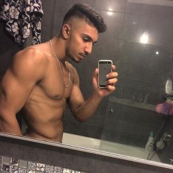 israelistuds:  https://instagram.com/ailay_boaron/ 