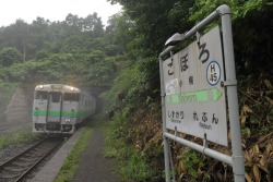 fdbc00:  日本最高峰の秘境駅、小幌駅へ。 秘境ではあるが、室蘭本線という大動脈の一駅。止まる列車も少なくはない。