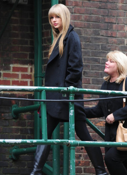 oliviasstyle:  tswiftdaily: Taylor arriving to rehearsals for