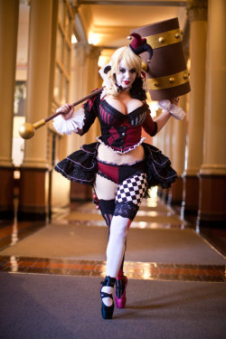 sharemycosplay:  Here’s something you don’t see everyday. Harley Quinn on point! #cosplay by @ItsLisaLouWho http://lisa-lou-who.deviantart.com/http://www.facebook.com/LisaLouWhoCosplay Need links to our social media sites? http://www.sharemycosplay.com