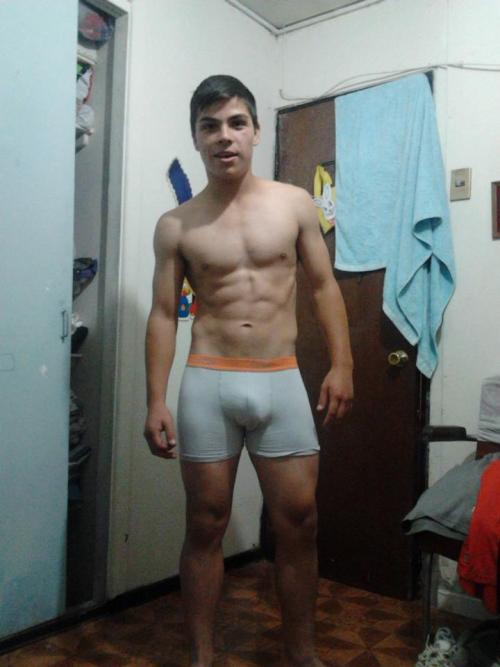 catrile0:  larry-capija:  Este weon es amor a primera erección vista *.*  Y ese mino ?